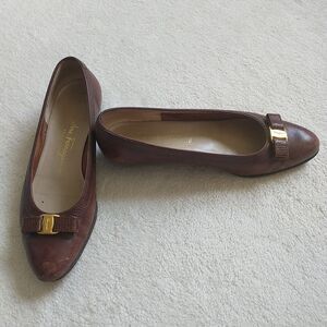 Salvatore Ferragamo Vara Pumps Womens 5C Brown Leather Gold Logo Bow Classic Vtg